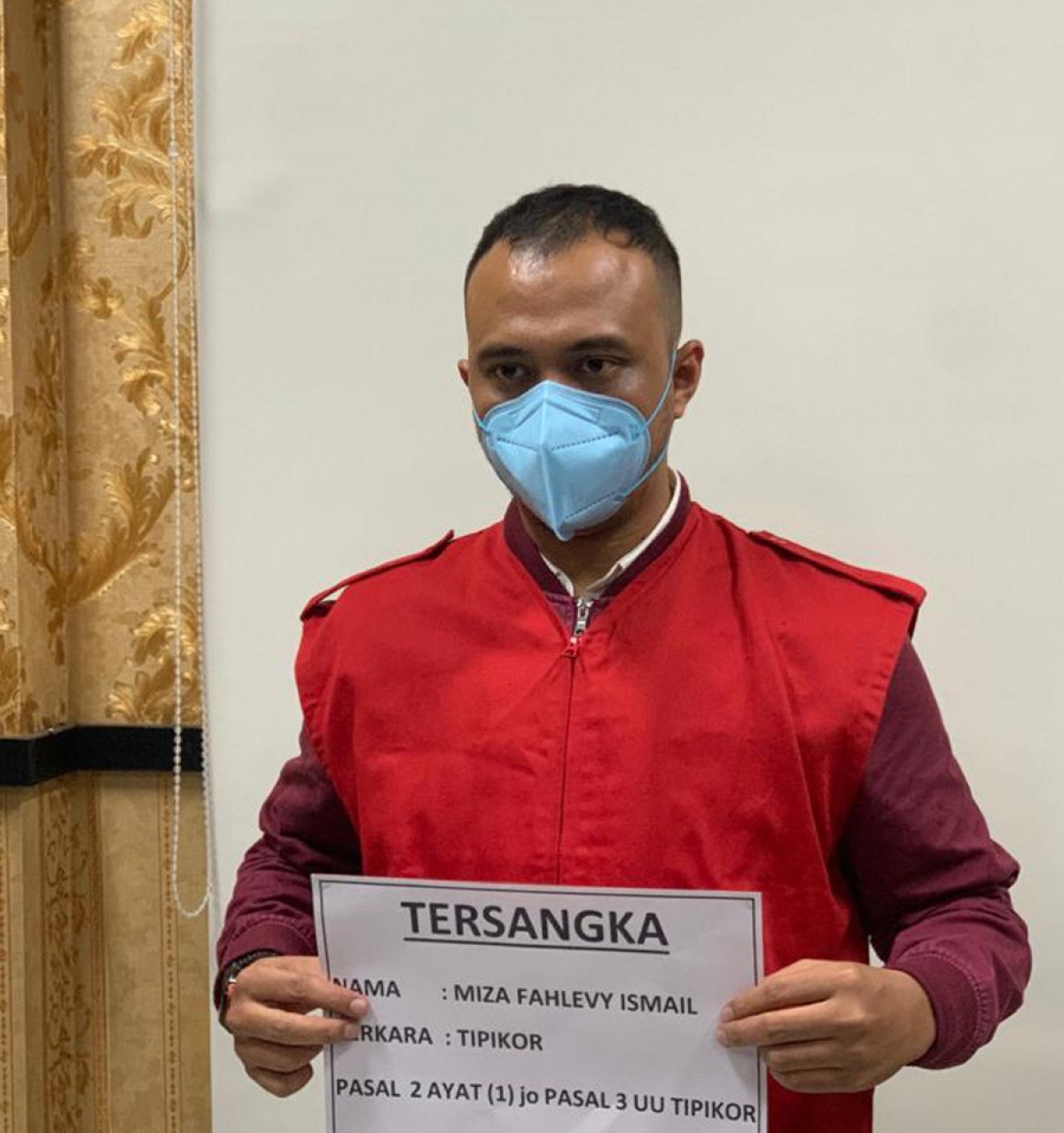 Tersangka dugaan korupsi dana CSR Bank BNI untuk revitalisasi pembangunan jembatan Gajah Mada Kota Mojokerto. (Lutfi for jatimnow.com)