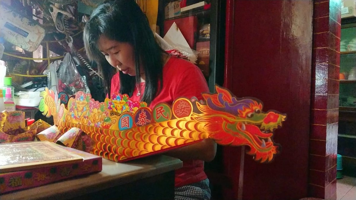 Proses pembuatan toa kim di klenteng Tjoe Tik Kiong, Tulungagung sebagai persiapan jelang perayaan tahun baru Imlek. Bramanta Pamungkas