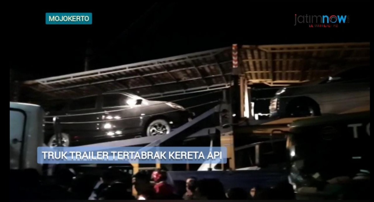 Truk Muatan Mobil Baru Tertabrak Kereta Api di Mojokerto