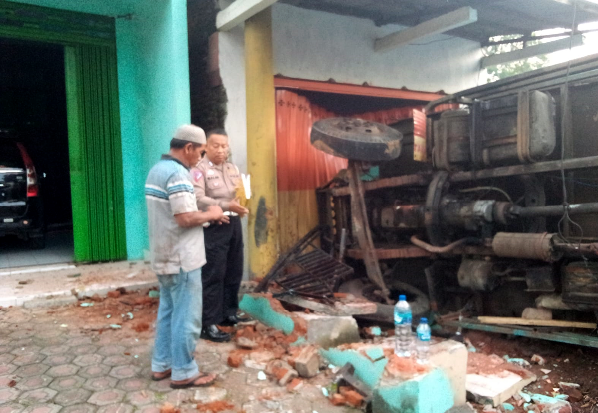 Truk Terguling di Jombang, Sempat Tabrak Tiang PJU dan Pagar Rumah