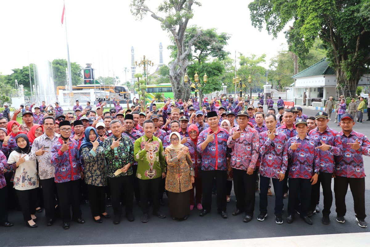 Bupati Jombang Hj Mundjidah Wahab bersama para perangkat desa yang akan berangkat ke Jakarta. (Foto: Humas Pemkab Jombang)