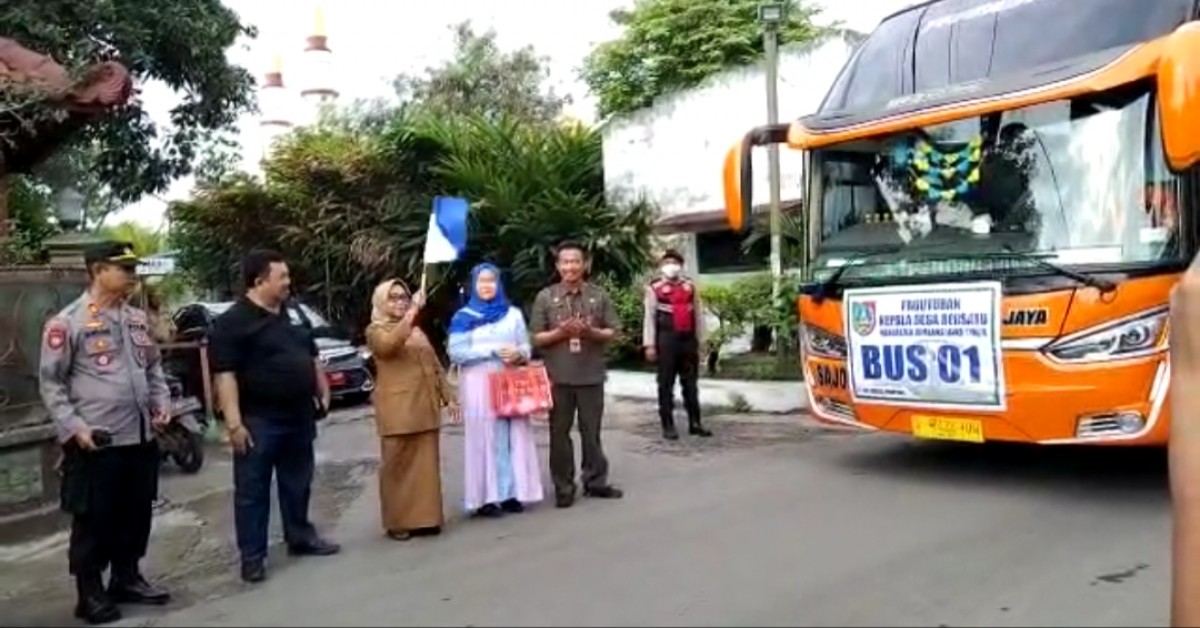Bupati Jombang, Hj Mundjidah Wahab memberangkatkan kades ke Jakarta. (Foto: Humas Pemkab Jombang)