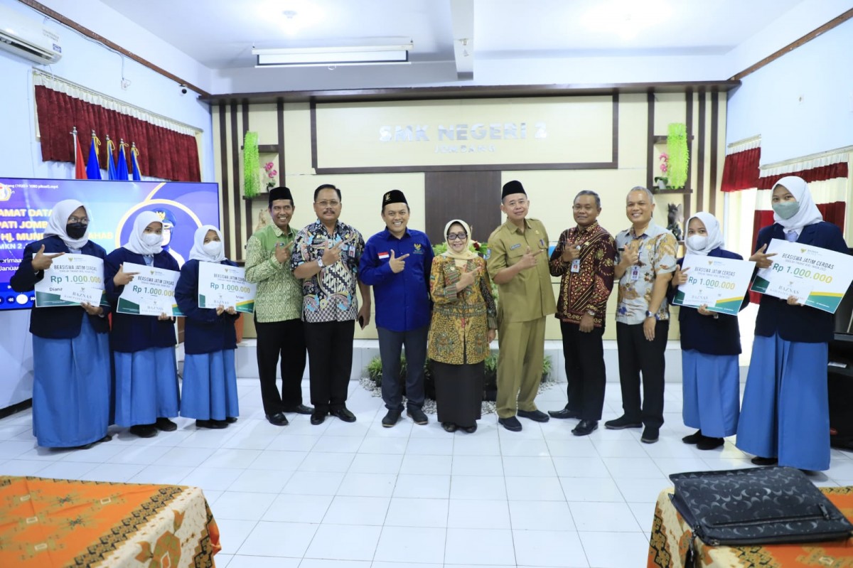 Bupati Jombang, Hj Mundjidah Wahab saat menyalurkan beasiswa dari Baznas Jatim kepada para pelajar (Foto: Humas Pemkab Jombang)