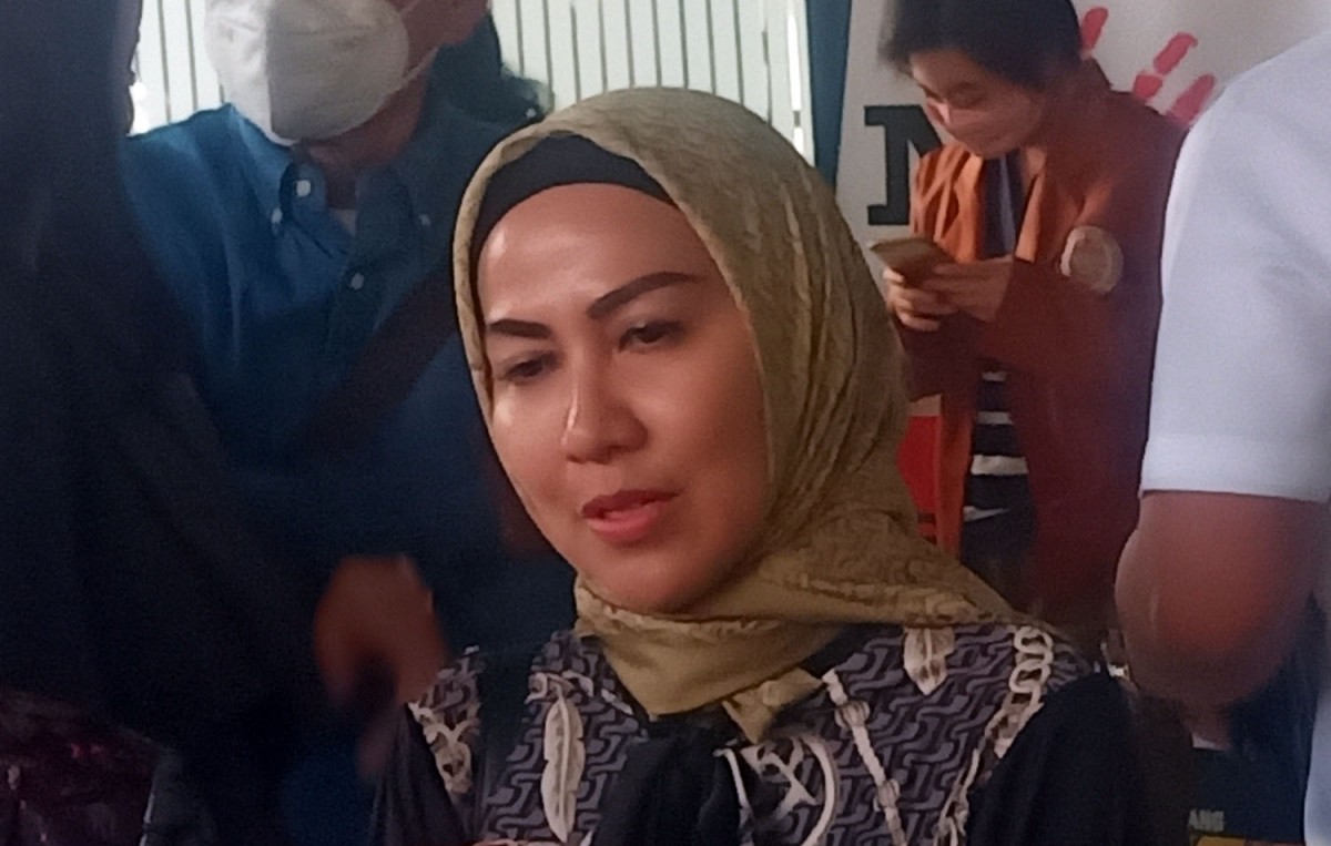 Venna Melinda usai diperiksa di Mapolda Jatim (Foto: Zain Ahmad/jatimnow.com)