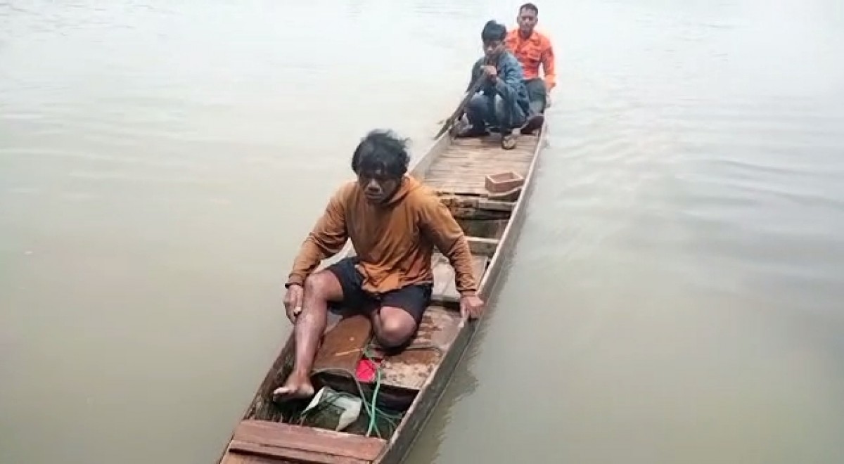 Pria yang nekat menceburkan diri berhasil diselamatkan (Foto-foto: BPBD Kota Surabaya for jatimnow.com)