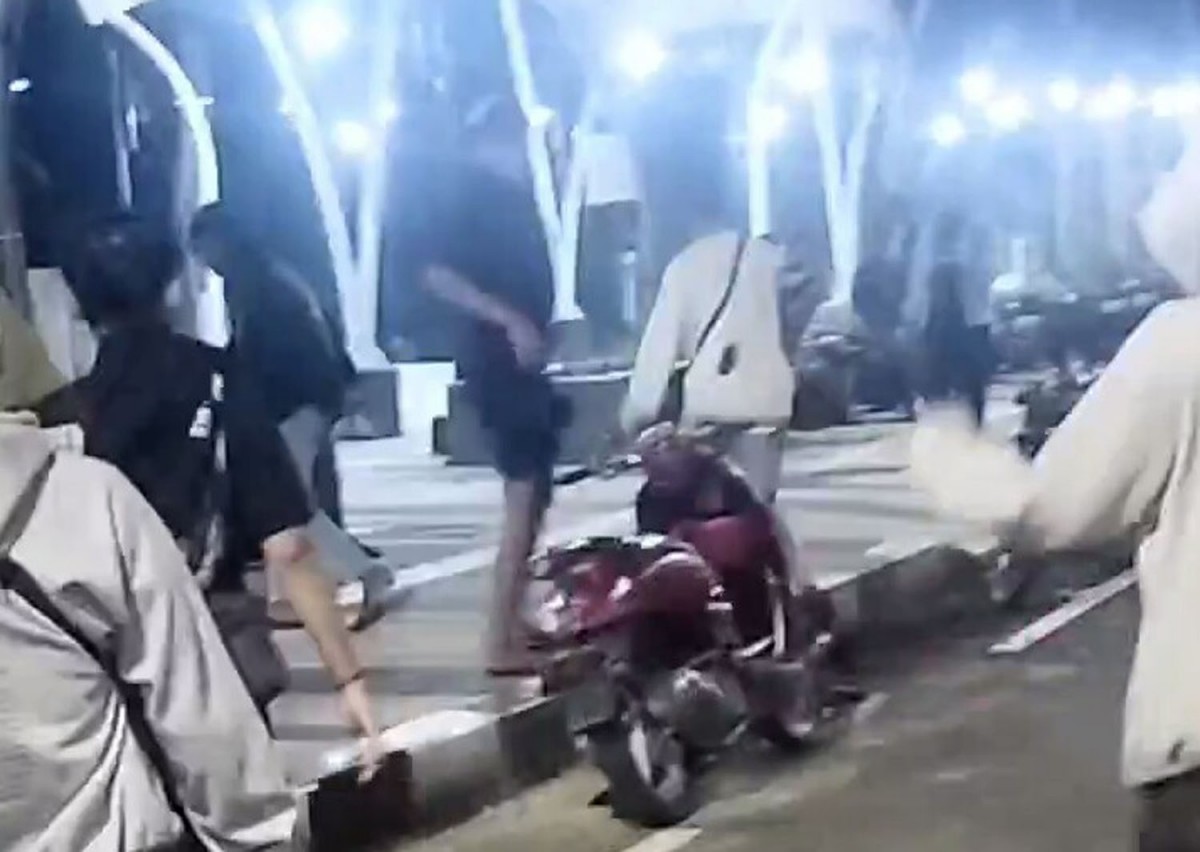 Gerombolan remaja usai melakukan tindakan kurang menyenangkan di Jalan MH Thamrin Bojonegoro (Foto: Tangkapan layar video viral)