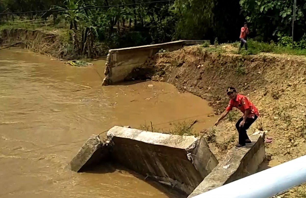 Wabup Bojonegoro, Budi Irwanto menunjukkan kerusakan plengseng akibat longsor. (foto: Misbahul Munir/jatimnow.com)