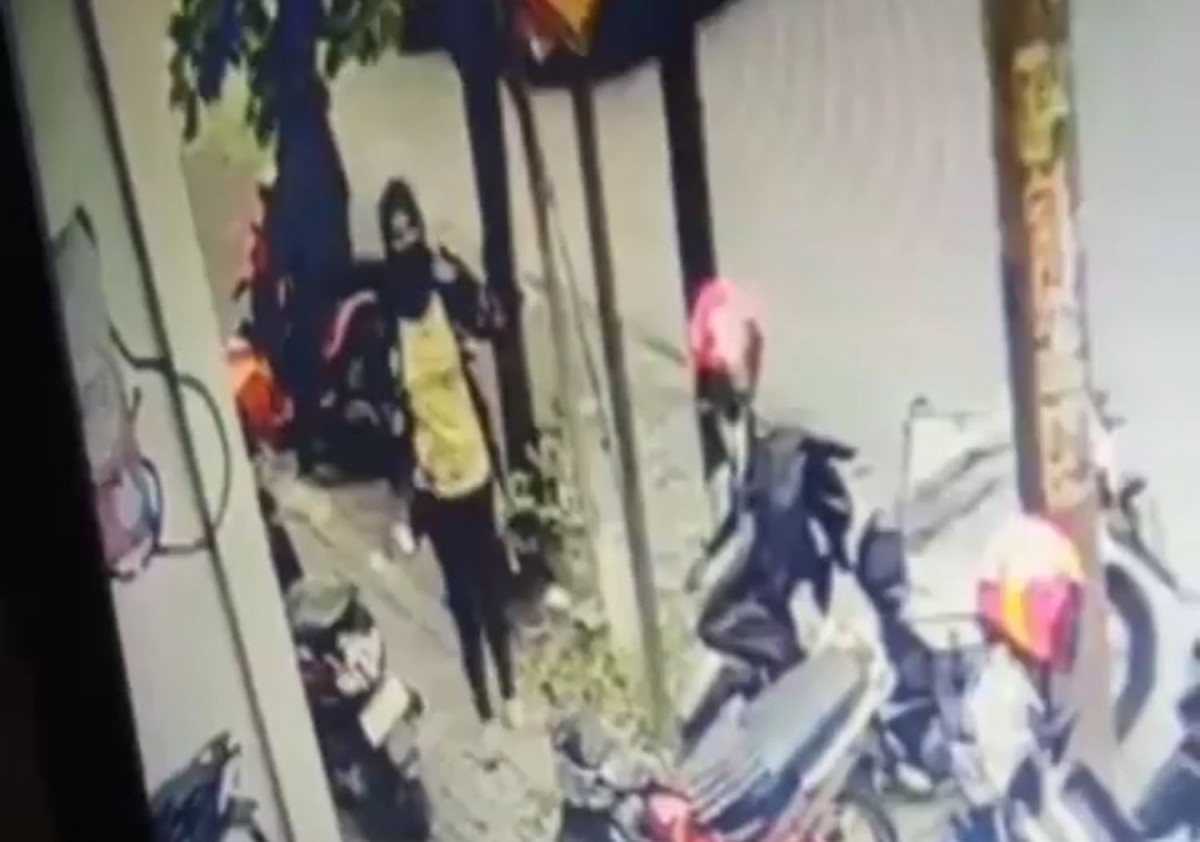 Wanita berkerudung yang terlibat pencurian motor di Sidoarjo (Foto: Tangkapan layar CCTV)