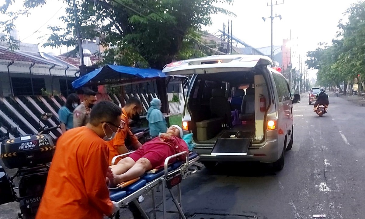 Korban jambret saat dievakuasi petugas. (foto: BPBD Kota Surabaya for jatimnow.com).