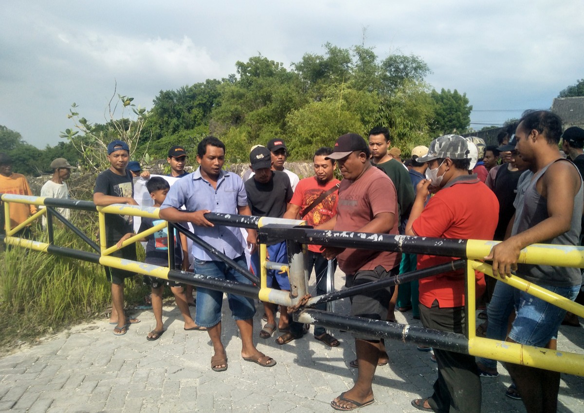 warga Sumuragung, Boureno, Bojonegoro saat menggembok paksa portal akses jalan utama menuju lokasi tambang yang dikelola PT Wira Bhumi Sejati (foto-foto: Misbahul Munir/Jatimnow.com)