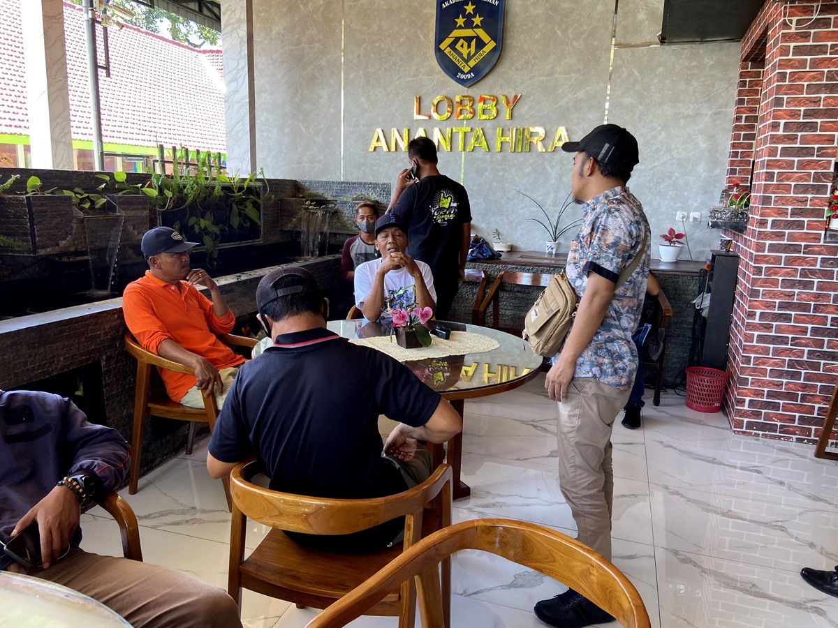 Warga melaporkan perangkat desa dugaan pungli (Ahmad Fauzani/Jatimnow.com)