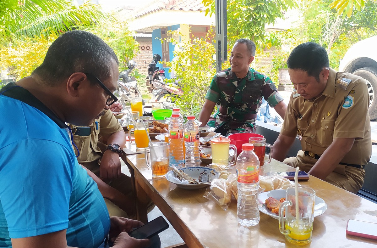 ASN Pemkab Lamongan kerap menikmati masakan Bu Sigid. (foto: Adyad Ammy Ifansah/jatimnow.com)