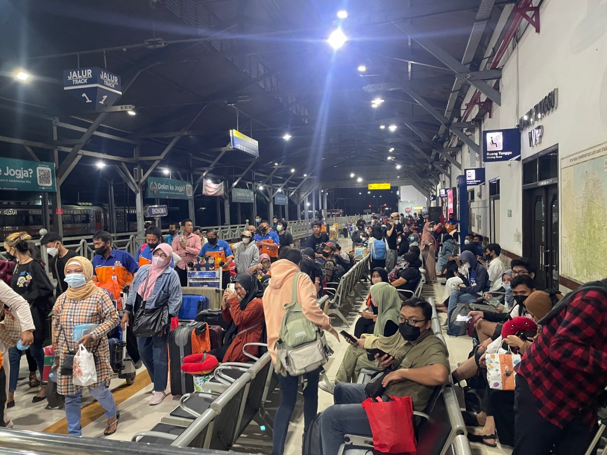 Banjir di Semarang menyebabkan perjalanan kereta api ke wilayah Daop 8 terhambat. (footo: Humas PT KAI Daop 8 for jatimnow.com)