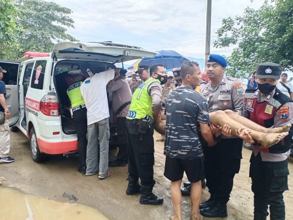 Petugas saat mengevakuasi tiga korban yang terseret ombak di Pantai Prigi, Trenggalek. (foto: Polsek Watulimo for jatimnow.com)