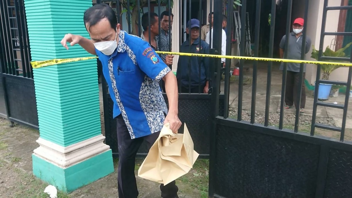 Polisi saat melakukan olah TKP di rumah korban (Foto: Bramanta Pamungkas/jatimnow.com)