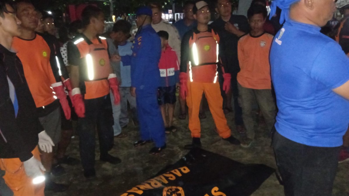 Jenazah korban saat setelah ditemukan dan langsung dibawa ke Puskesmas. (foto: Basarnas Trenggalek for jatimnow.com)