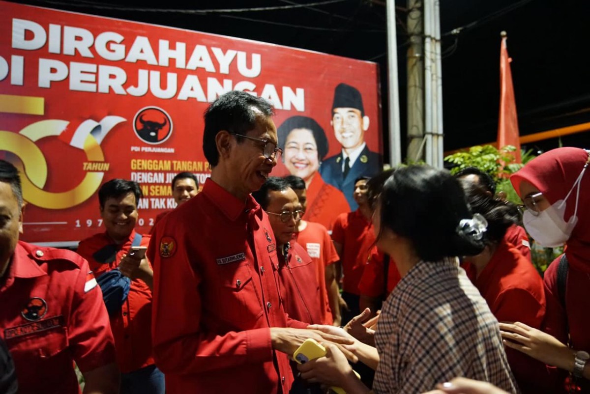 Ketua PDIP Surabaya, Adi Sutarwijono memberangkatkan para milenial untuk ikut paduan suara ke Jakarta (Foto-foto: Adi for jatimnow)