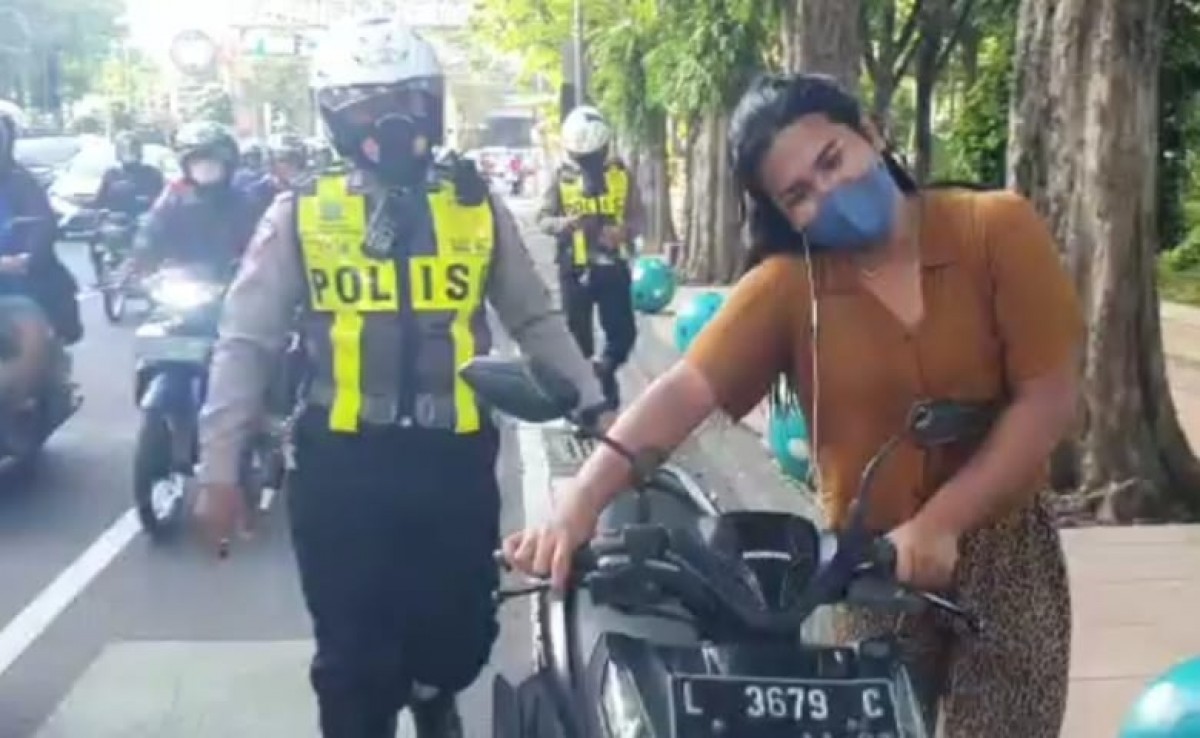 Begini Gaya Kemayu Waria di Surabaya saat Dihentikan Polisi, Ehmmm...