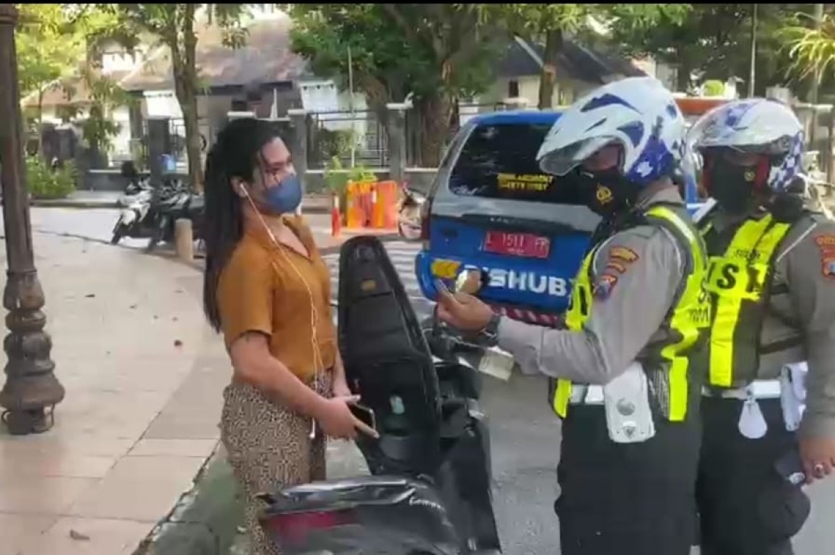 Gaya waria saat meninggalkan anggota Satlantas Polrestabes Surabaya di Jalan Darmo, Surabaya, usai dihentikan lantaran tidak mengenakan helem.(foto-foto: Timsus Satlantas Polrestabes Surabaya for jatimnow.com)