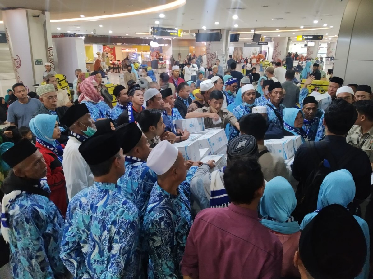 Jamaah umroh saat mendarat di Bandara Juanda (Foto: Tito/jatimnow.com)