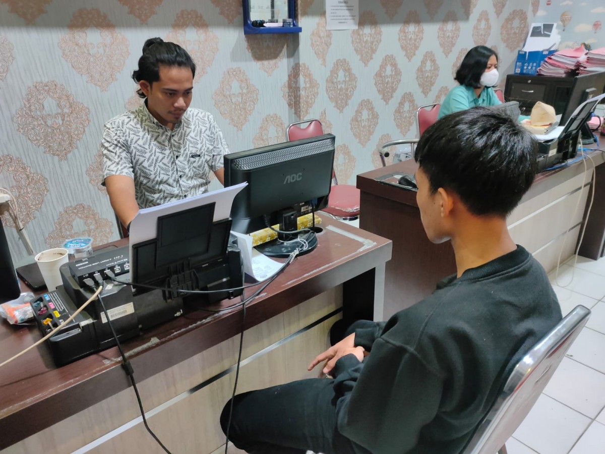 Tersangka saat diperiksa Kasatreskrim Polres Tulungagung, AKP Agung Kurnia Putra. (foto: Polres Tulungagung for jatimnow.com)