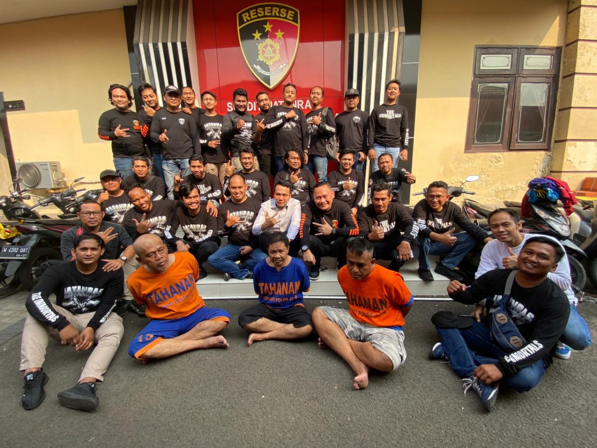 Kasubdit Jatanras Polda Jatim AKBP Lintar Mahardono bersama tim yang menangkap tiga perampok walikota Blitar