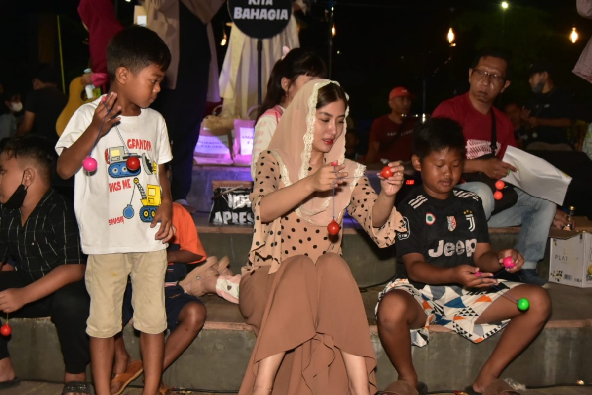 Ketua TP PKK Trenggalek, Novita Hardini saat mencoba permainan lato-lato. (Foto: Prokopim Trenggalek)