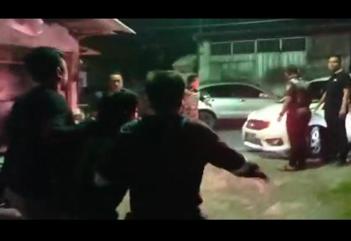 Proses penangkapan pembunuh pria berbaju merah di Sedati, Sidoarjo (Foto: Tangkapan layar video akun @prabu_abimanyu)