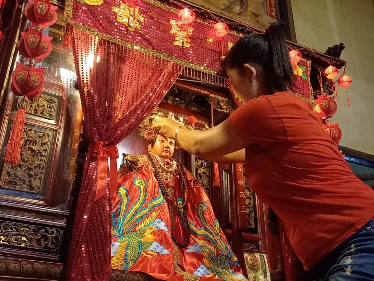 Proses mengganti baju dewa di Klenteng Tjoe Tik Kiong Tulungagung. (Foto: Bramanta Pamungkas/jatimnow.com)