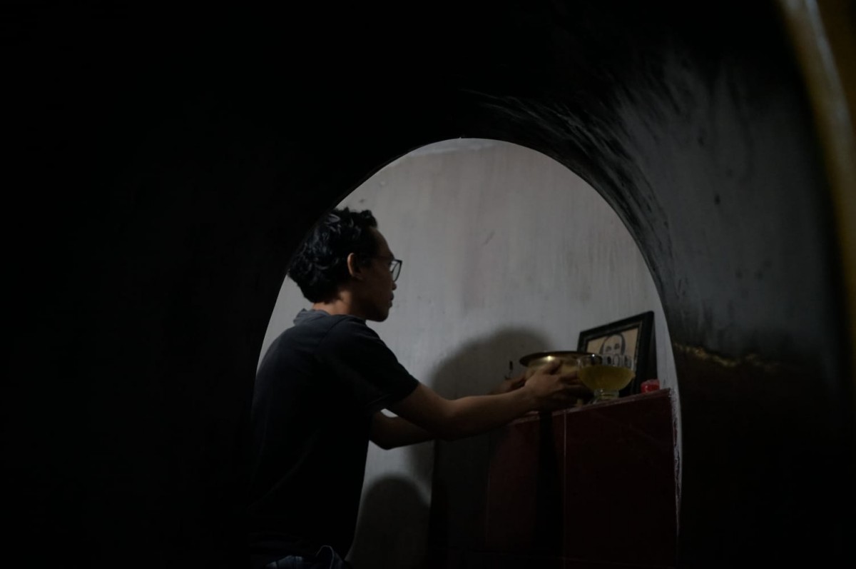 Peziarah di Goa Tan Tik Sioe sedang berdoa. (Foto-foto: Bramanta Pamungkas/jatimnow.com)