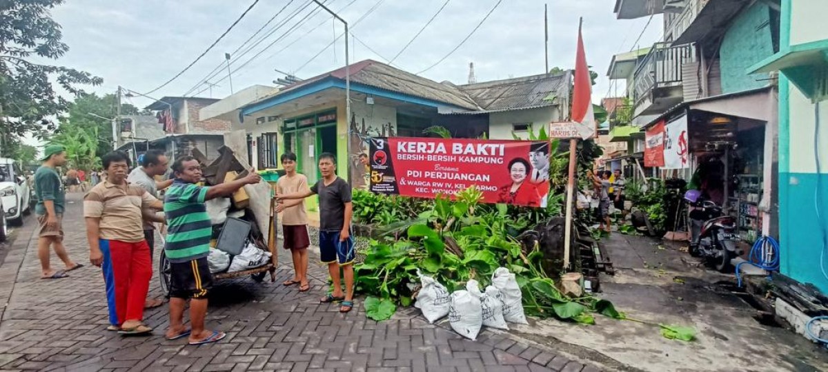 kader PDI Perjuangan Kecamatan Wonokromo, Kota Surabaya, melakukan kerja bakti bersama-sama warga perkampungan. (Foto-foto: Adi for jatimnow.com)