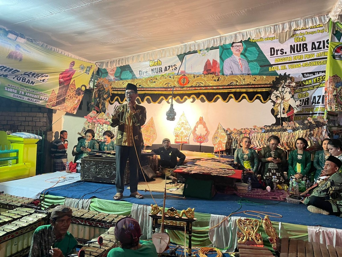 Nur Azis saat memberi sambutan acara wayang kulit di Tuban. (Foto: tangkapan layar)