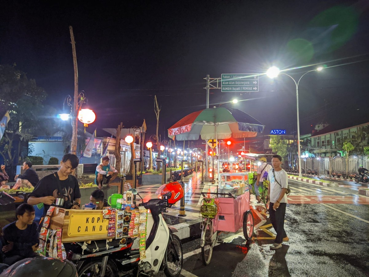 Menanti Matahari dengan Secangkir Kopi di Tepi Sawah Bojonegoro
