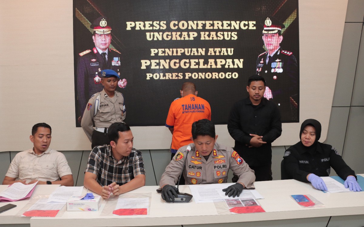 Tersangka penipuan jual beli truk diamankan di Mapolres Ponorogo (Foto: Humas Polres Ponorogo)
