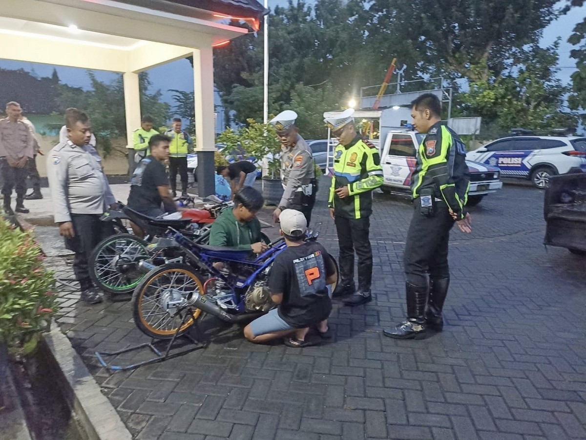Motor dan joki yang diamankan polisi. (Foto: Polres Magetan)