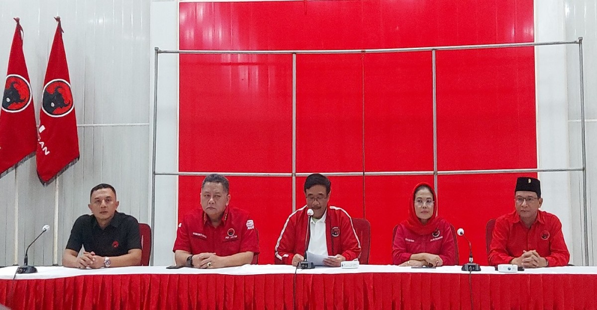 Jumpa pers pengunduran diri Kusnadi yang dipimpin Ketua Bidang Ideologi dan Kaderisilasi DPP PDIP Djarot di kantor DPD PDIP Jatim (Foto: dok. Ni'am Kurniawan/jatimnow.com)