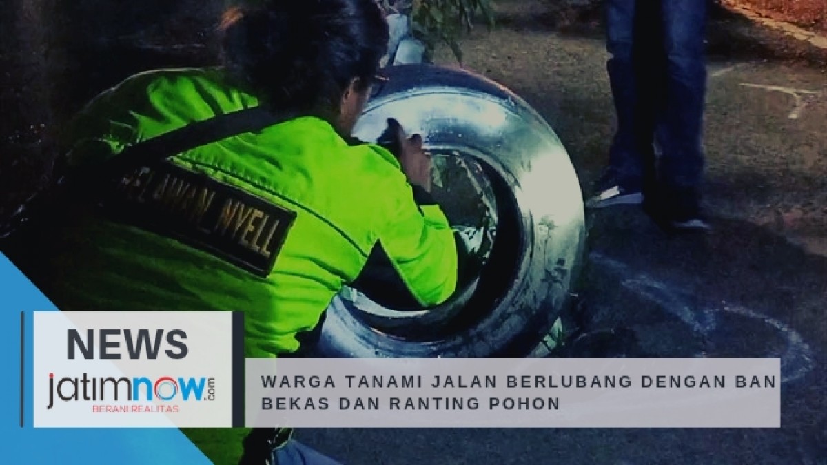Sering Terjadi Kecelakaan, Warga Desa Tanami Jalan Berlubang Dengan Ban Bekas