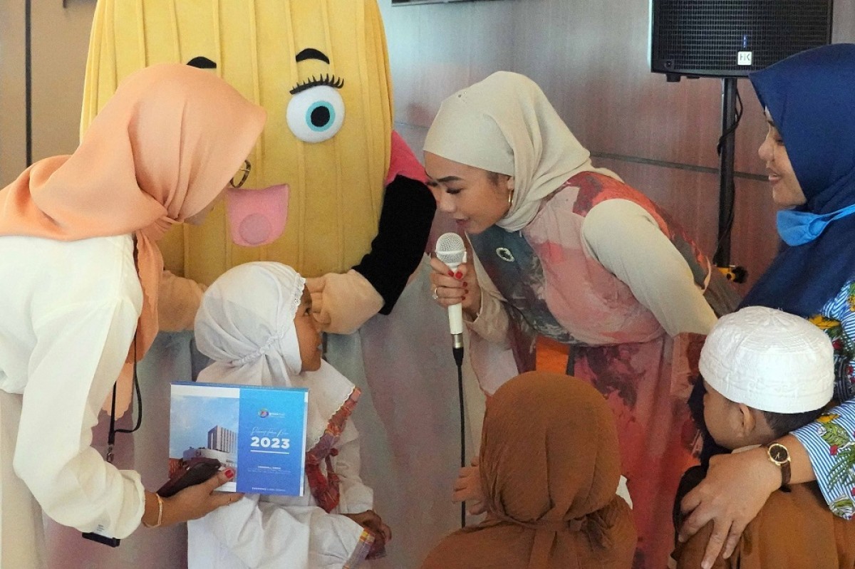 Manajemen Gresmall dan Aston Gresik Hotel foto bersama anak yatim Yayasan Ar Rohmah Manyar dan Yayasan Raudhatul Yatim Randu Agung Kebomas (Foto: Dok. Aston Gresik Hotel)