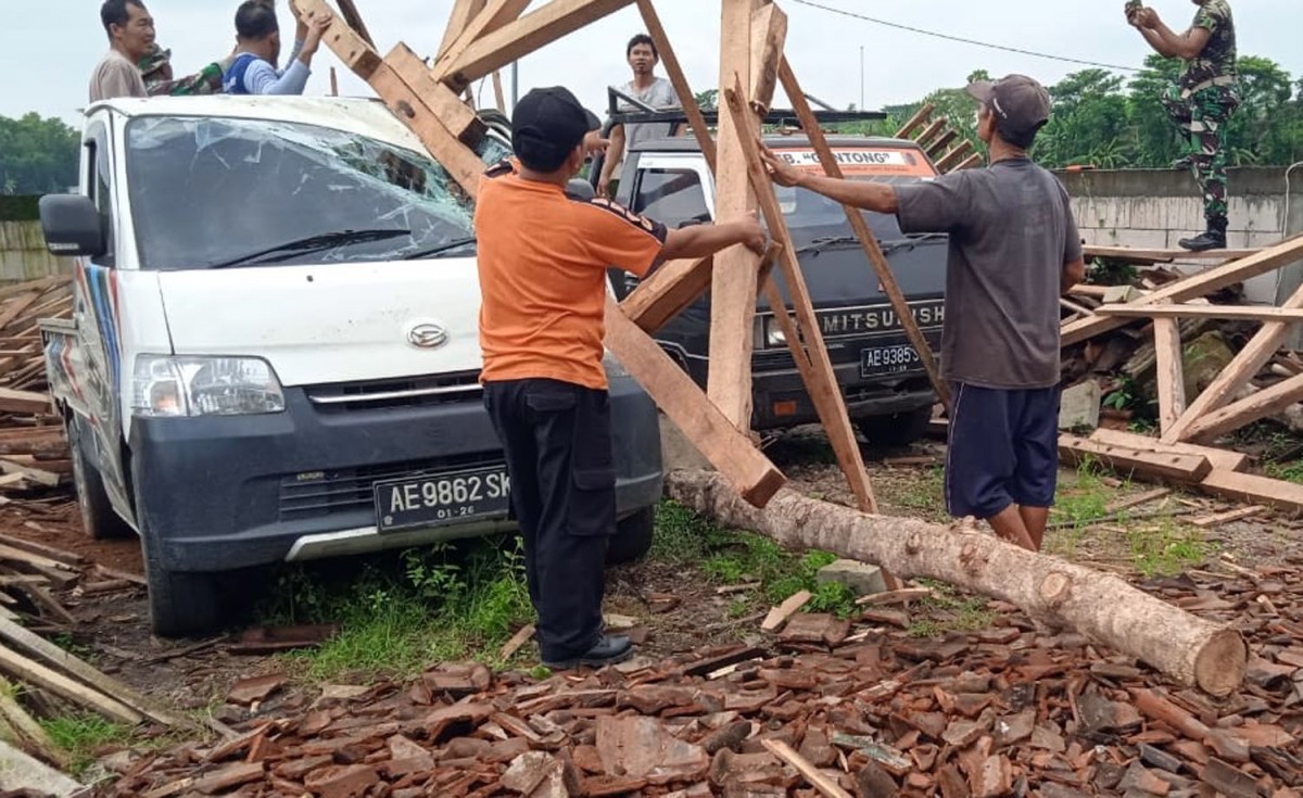 Bangunan usaha penggergajian di Ponorogo yang ambruk (Foto: BPBD Ponorogo)
