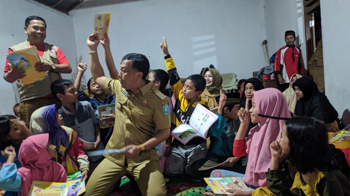 Bupati dan Wakil Bupati Ponorogo, Sugiri Sancoko-Lisdyarita mengunjungi warga pengungsi tanah retak (Foto: Ahmad Fauzani/jatimnow.com)