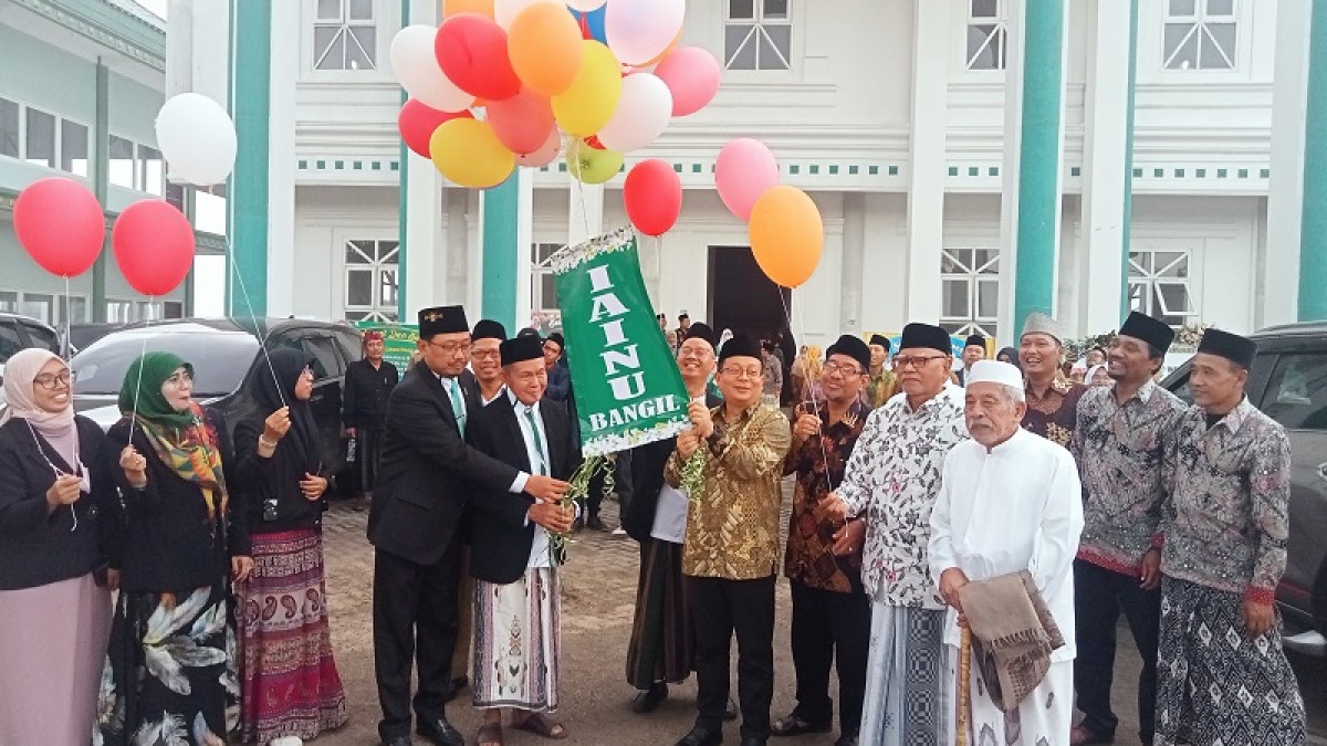 Launching IAINU oleh Sudiono Fauzan, Pimpinan IAINU Bangil, Kopertais dan Diktis Kemenag. (Foto: Moch. Rois/jatimnow.com)