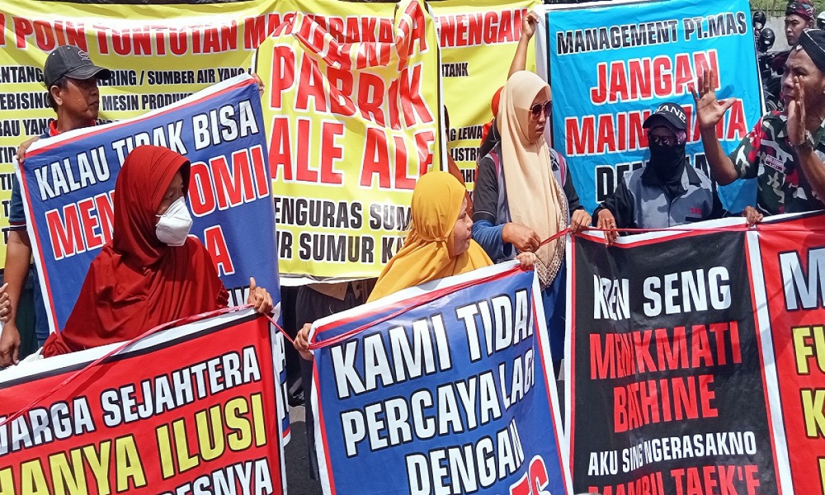 Puluhan warga Pasuruan unjuk rasa di PT MAS. (Foto: Moch. Rois/jatimnow.com)