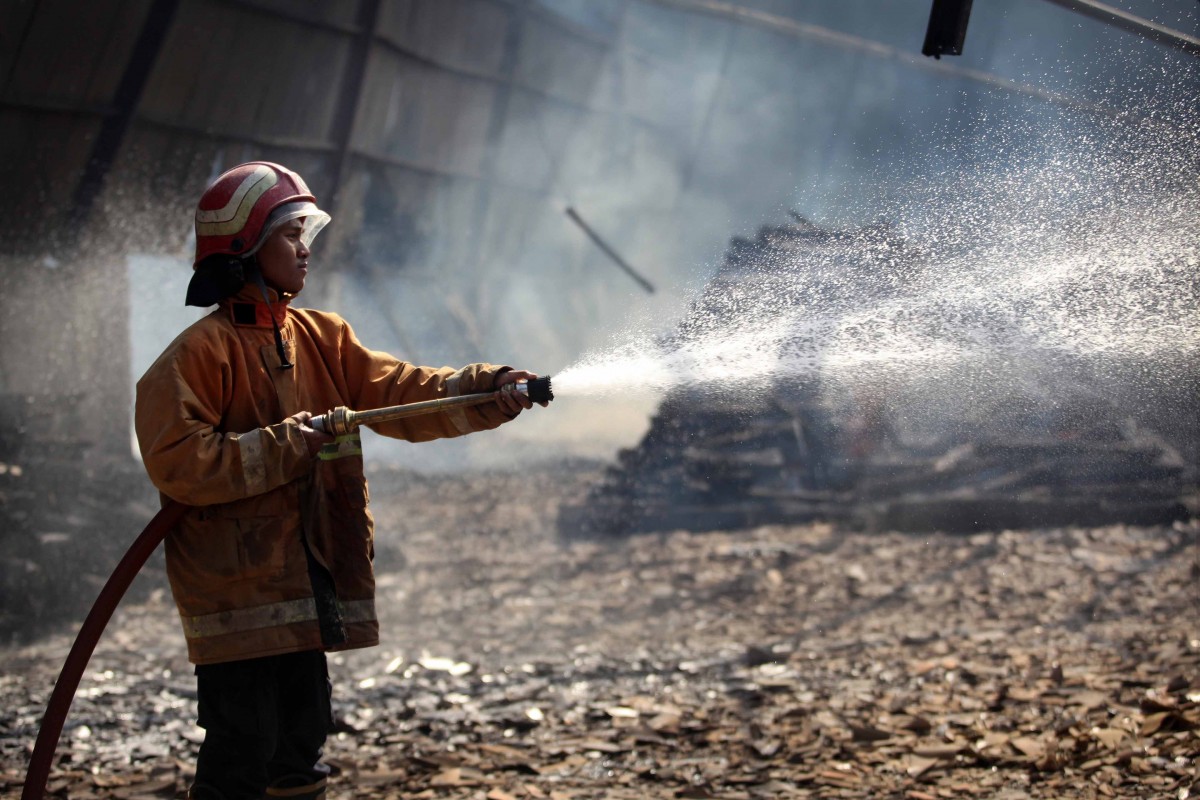 Ilustrasi. Petugas Damkarla Kabupaten Gresik saat memadamkan api (Foto: Sahlul Fahmi/jatimnow.com)