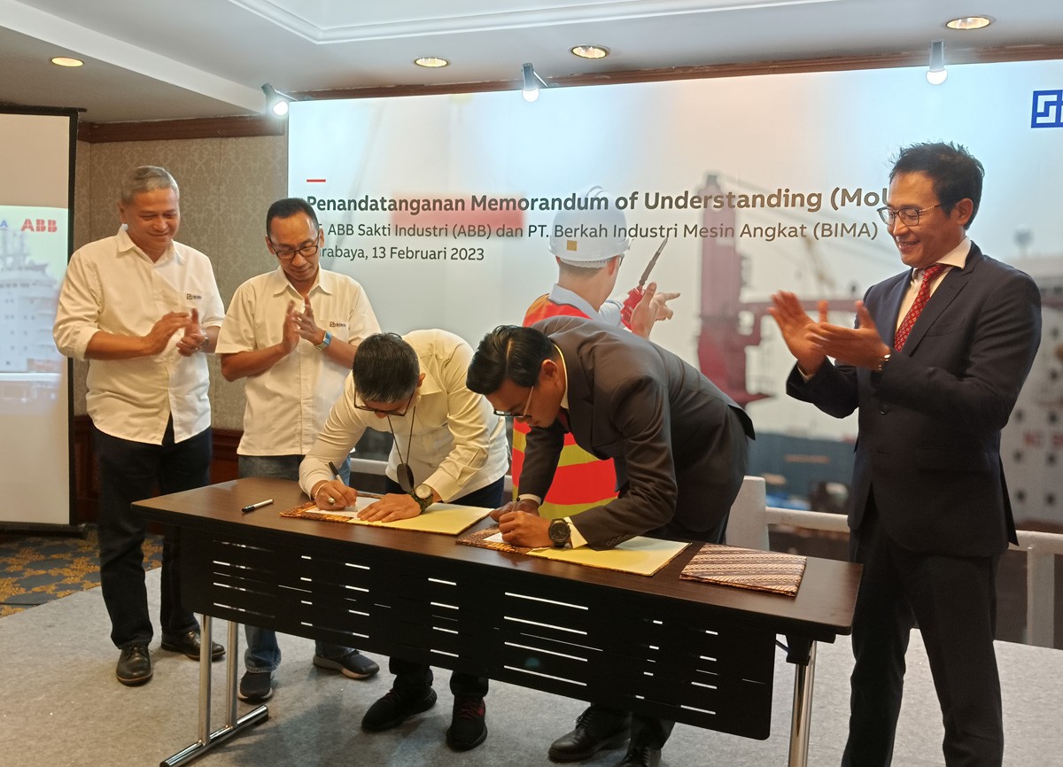 Direktur Utama PT. BIMA Andriyuda Siahaan (dua dari kanan) dan Vice President, Head of Motion Business Area PT ABB, Chen Kang Tan (dua dari kanan). (foto-foto: Rama Indra Surya/jatimnow.com)