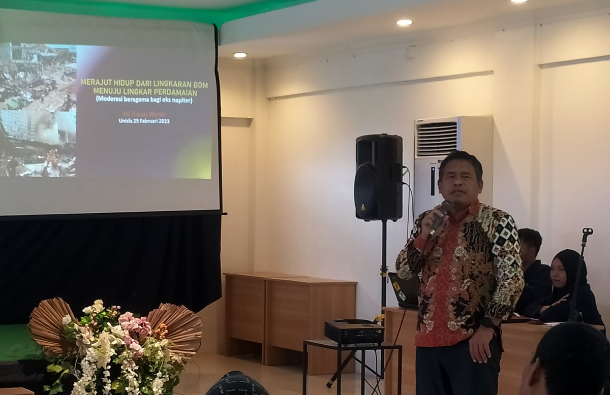 Eks napiter Ali Fauzi saat menjadi pemateri deminar di Universitas Islam Lamongan, Sabtu (25/2/2023). (foto : Adyad Ammy Iffansah/jatimnow.com)