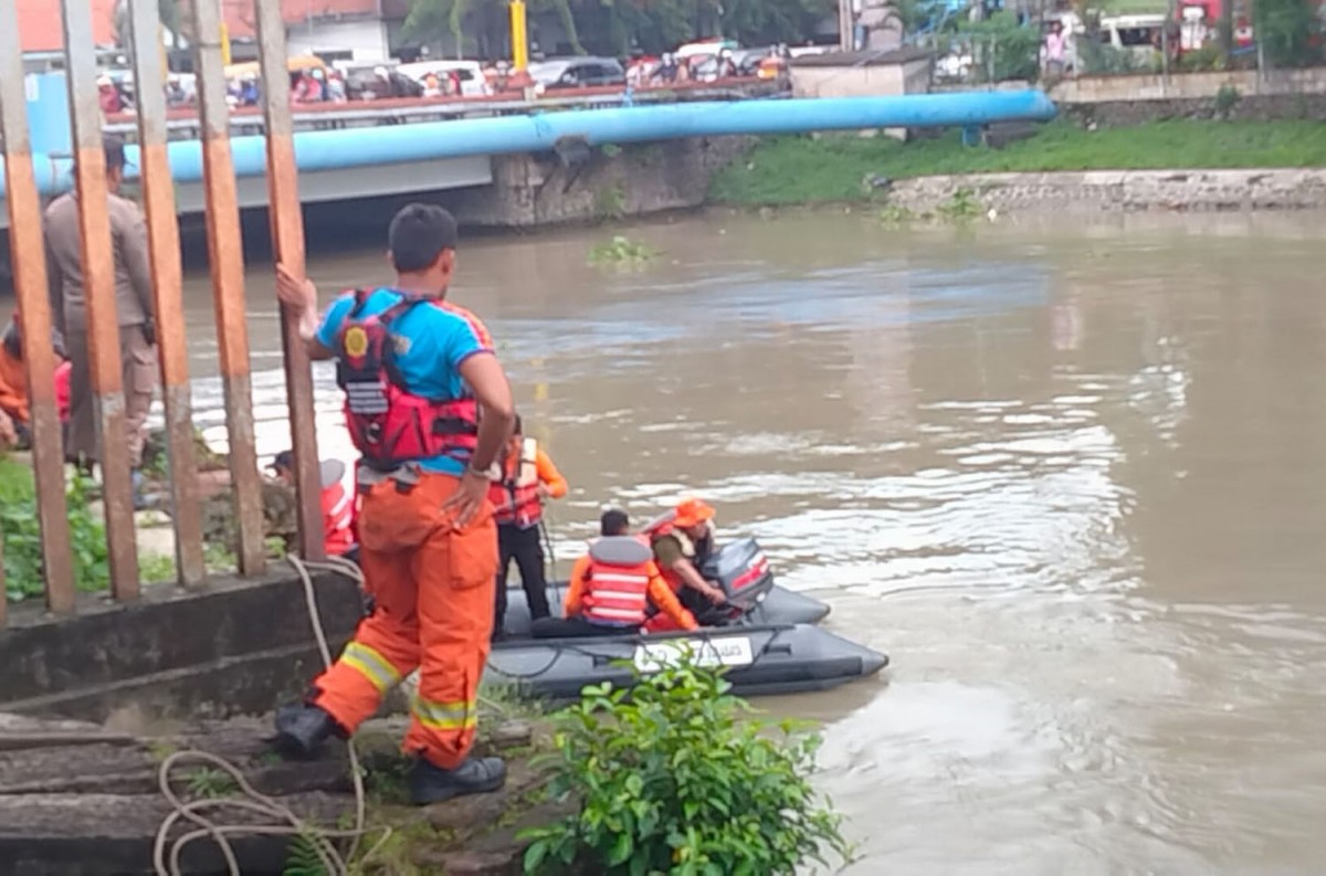 Petugas melakukan pencarian anak yang dilaporkan tenggelam di Sungai Jagir, Surabaya (Foto: Maman for jatimnow.com)