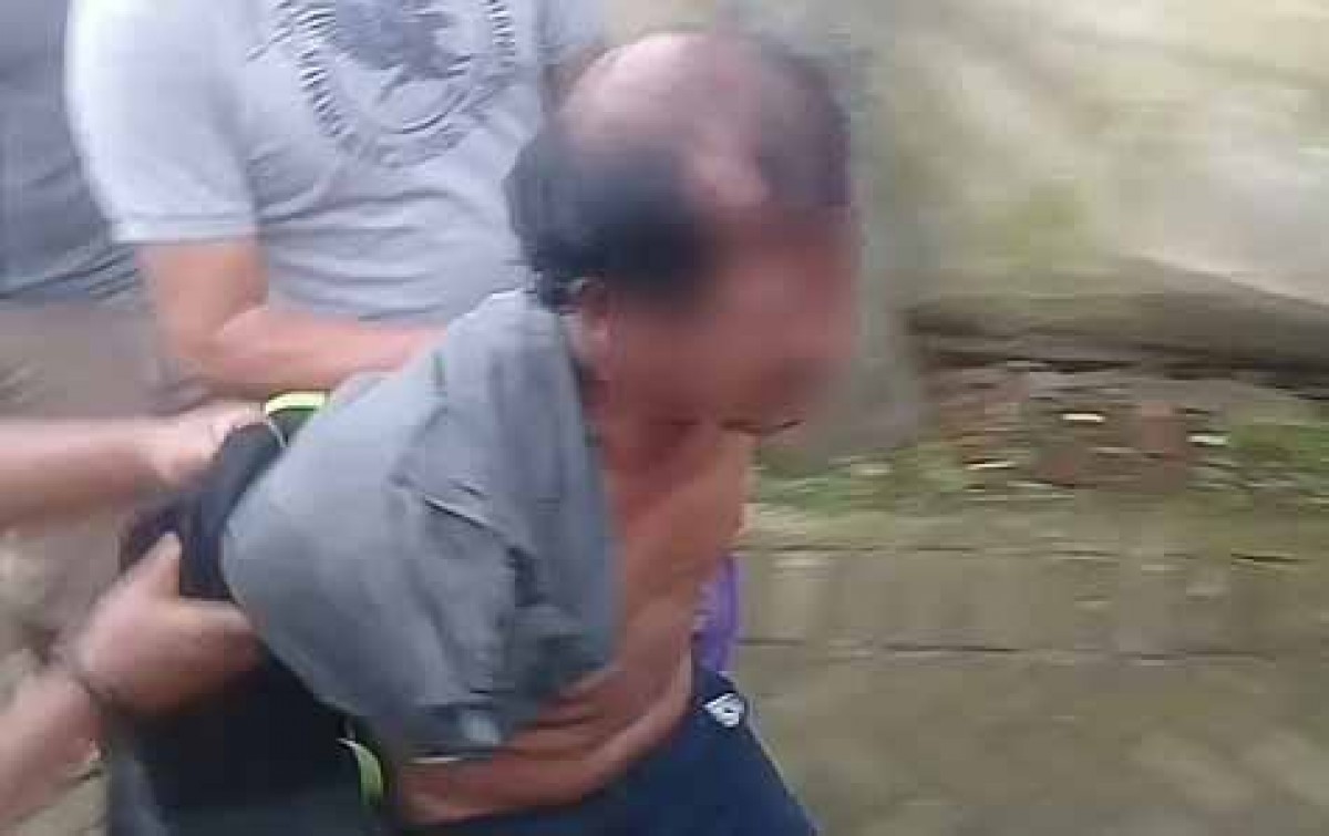 Tersangka babak belur dihajar massa. (Foto: Polsek Nongkojajar)