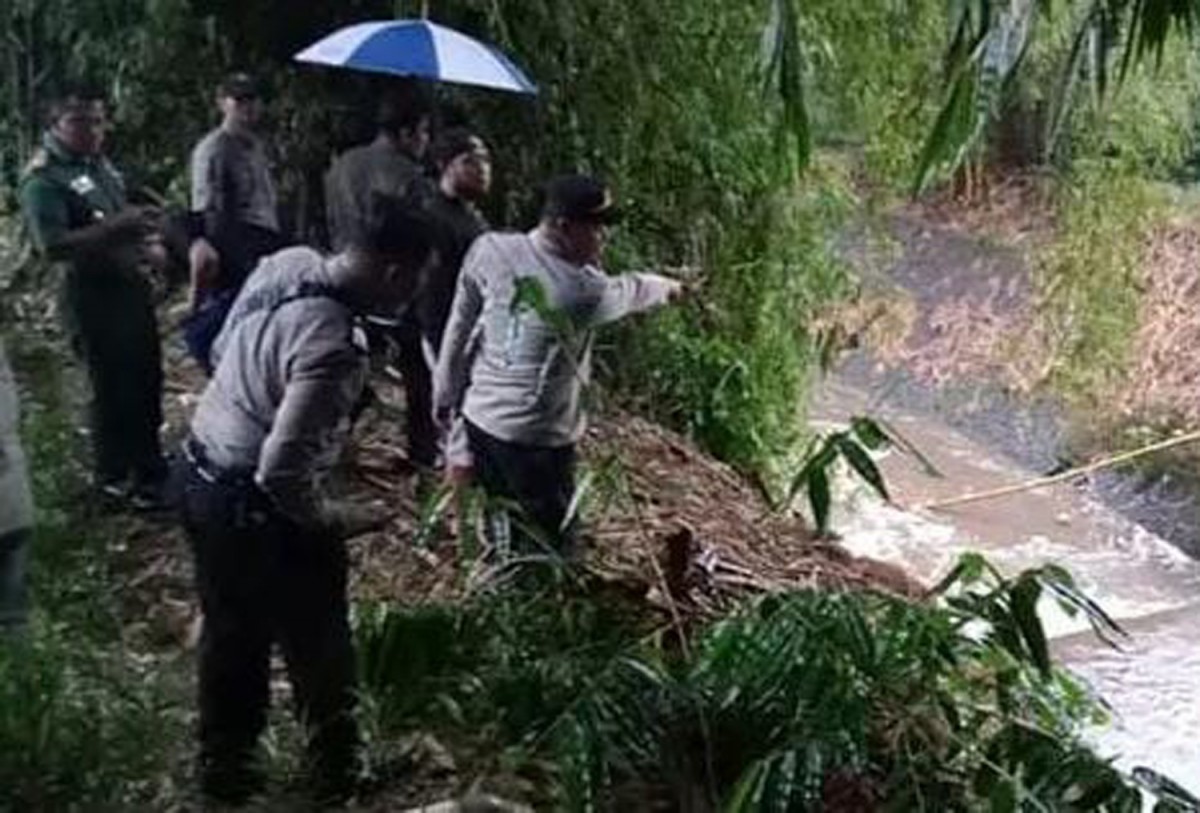 Pencarian balita yang dilaporkan hilang terseret arus selokan di Malang (Foto: Polsek Karangploso)