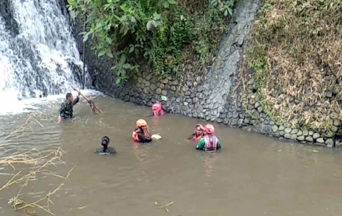 Pencarian balita hilang terseret arus selokan di Malang (Foto: Yanto to jatimnow.com)