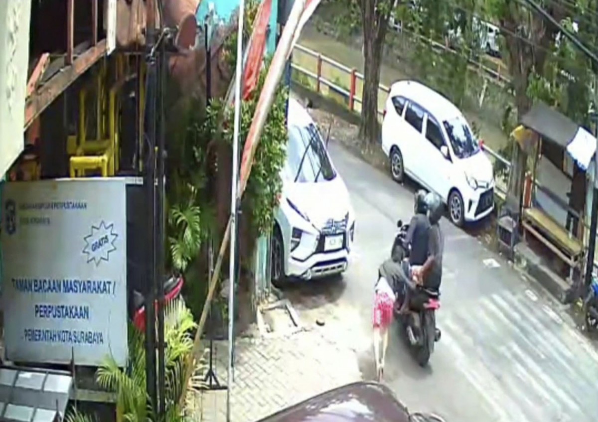 Bandit Jalanan Rampas Kalung Siang Bolong di Surabaya, Korban Terseret 3 Meter